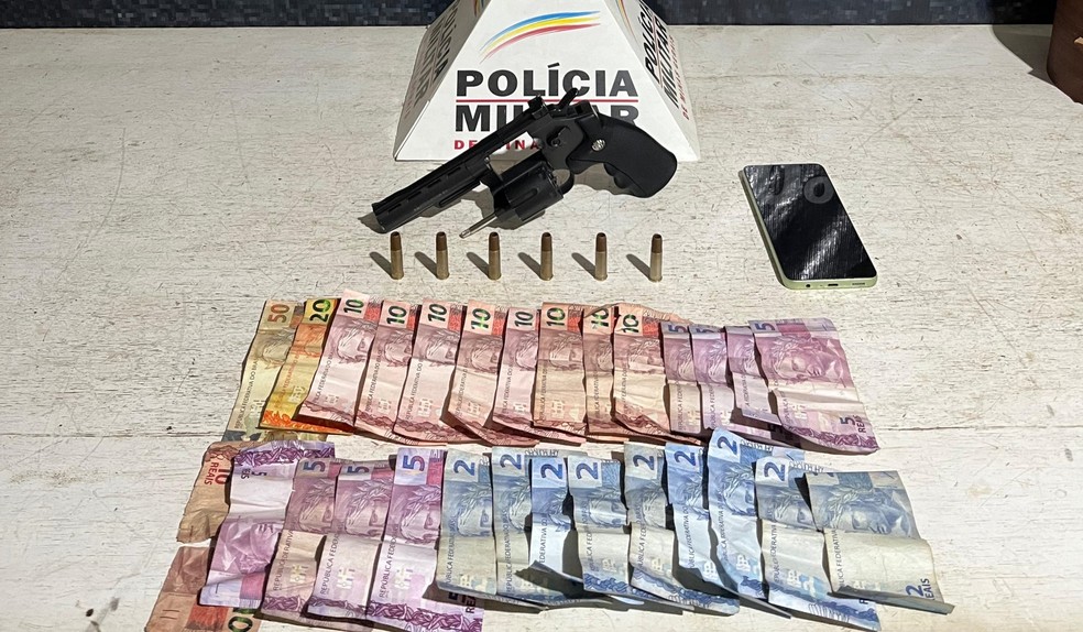 Adolescente rouba carro de motorista de aplicativo, em Pouso Alegre (MG), e é apreendido após bater em ônibus escolar, em Santa Rita do Sapucaí (MG) — Foto: Polícia Militar