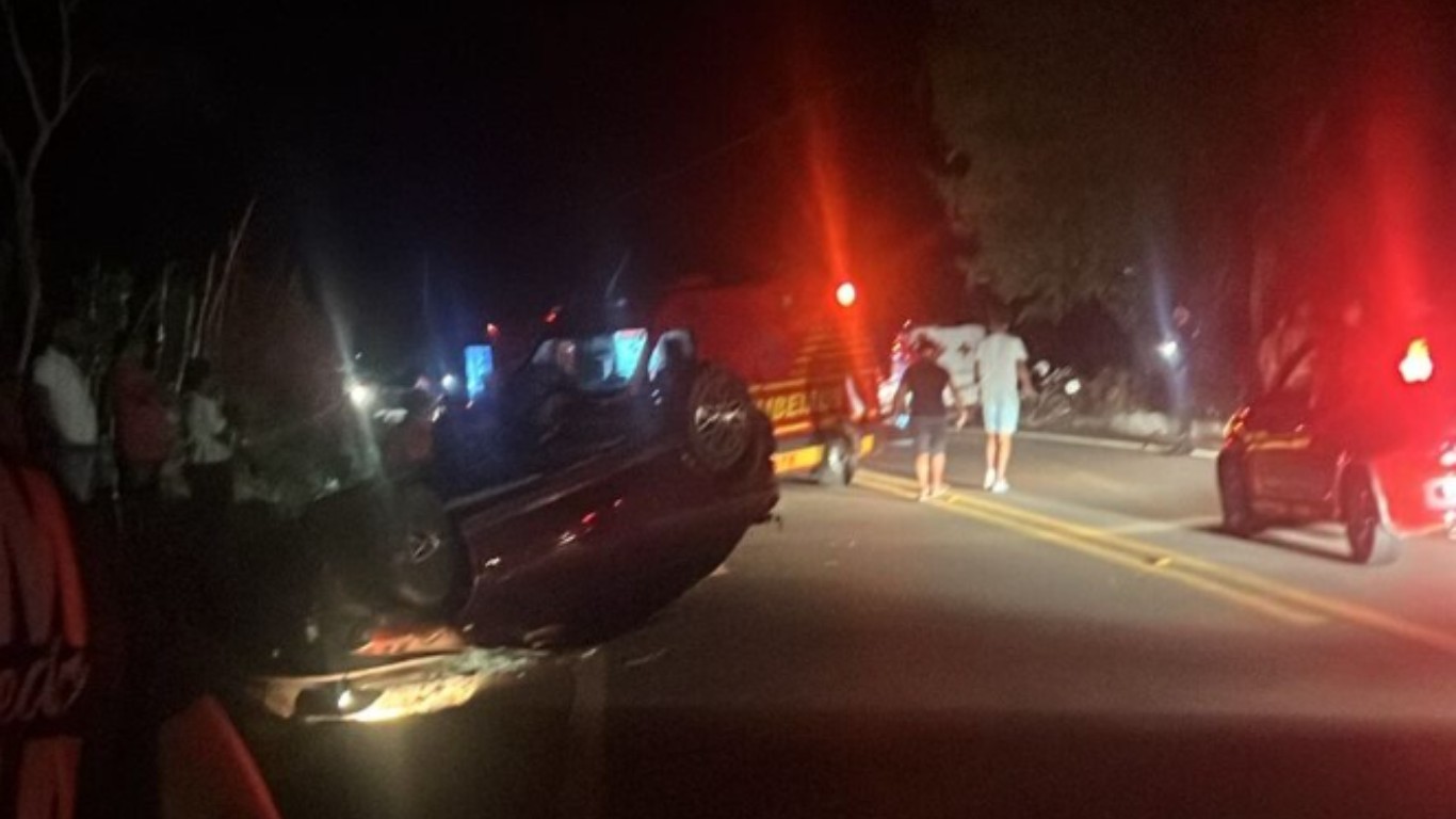 Capotamento no Sertão deixa homem morto e outros feridos na PE-365