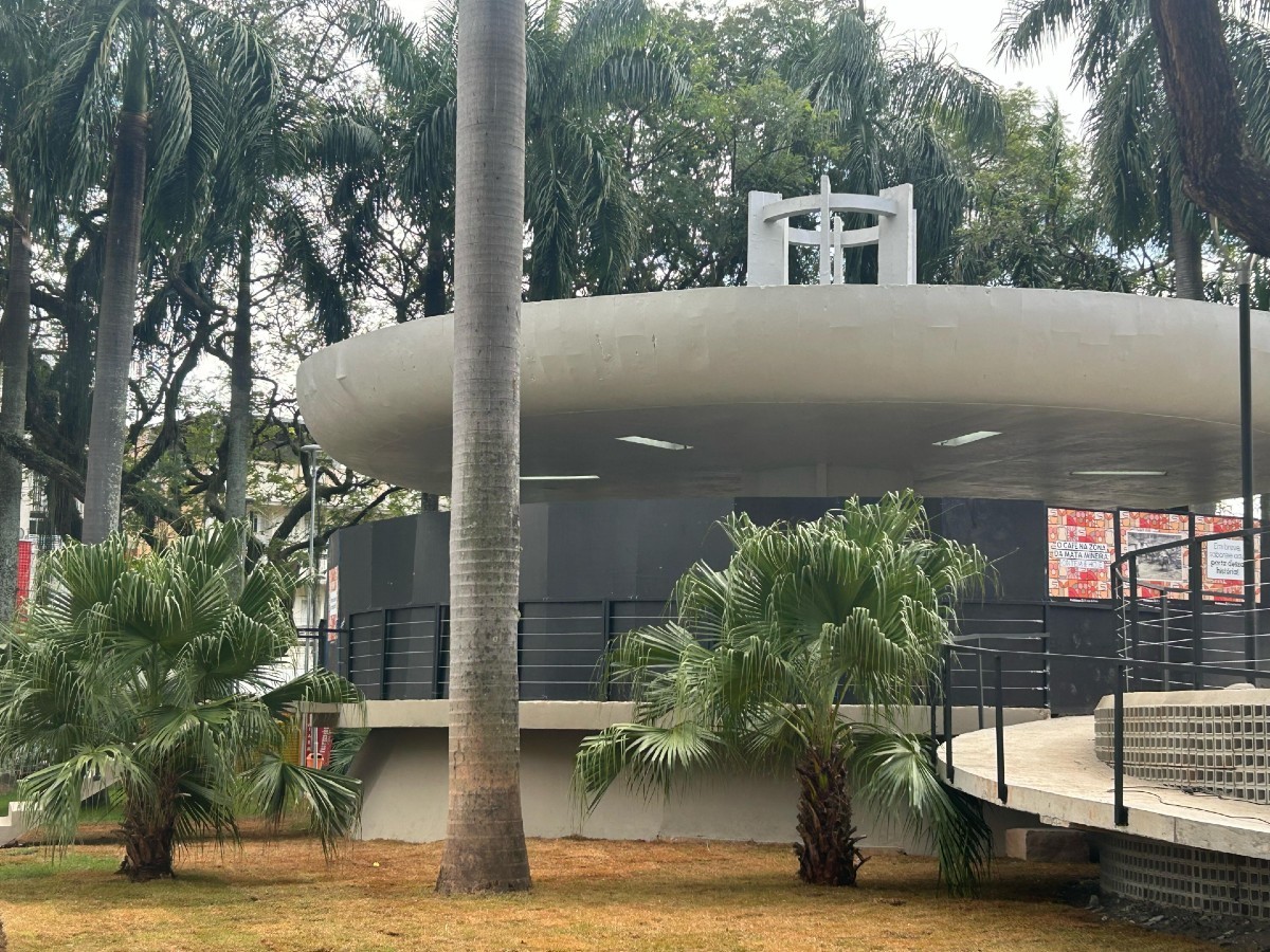 Homem é atingido com tesourada em praça no Centro de Juiz de Fora