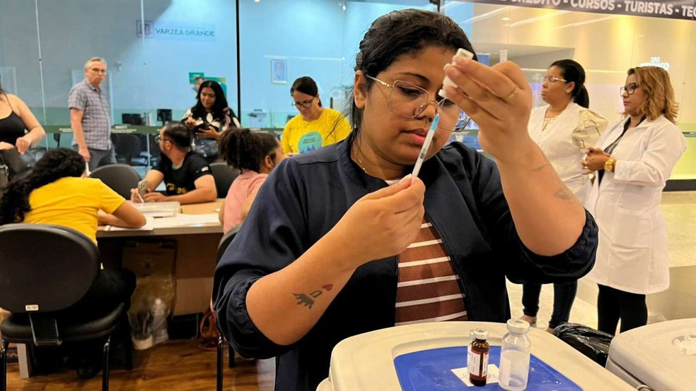 Nova campanha de vacinação gratuita é realizada em shopping de Várzea Grande. — Foto: Reprodução