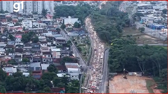Imagens aéreas mostram engarrafamento de 10 km na Avenida das Torres após acidente com poste em Manaus