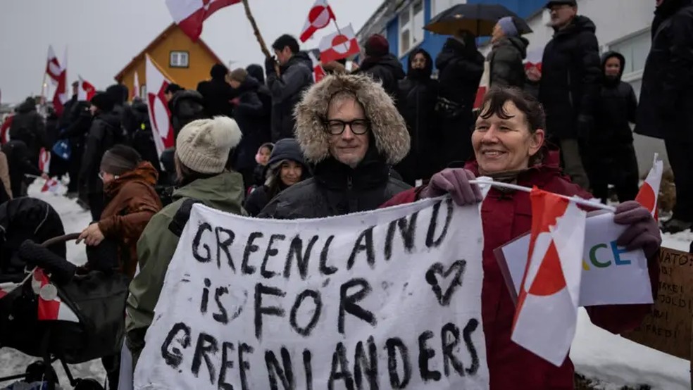 Protesto em Nuuk, na Groenlândia, contra investida dos Estados Unidos, em janeiro passado. — Foto: Reuters via BBC