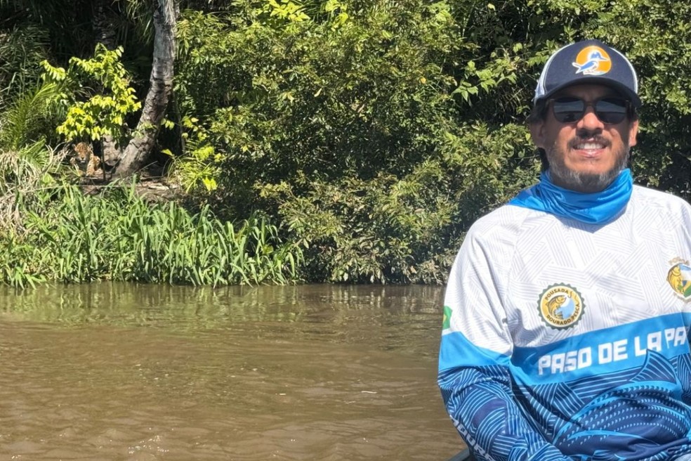 Os pescadores ficaram surpreendidos pelo tanho do animal — Foto: Arquivo Pessoal