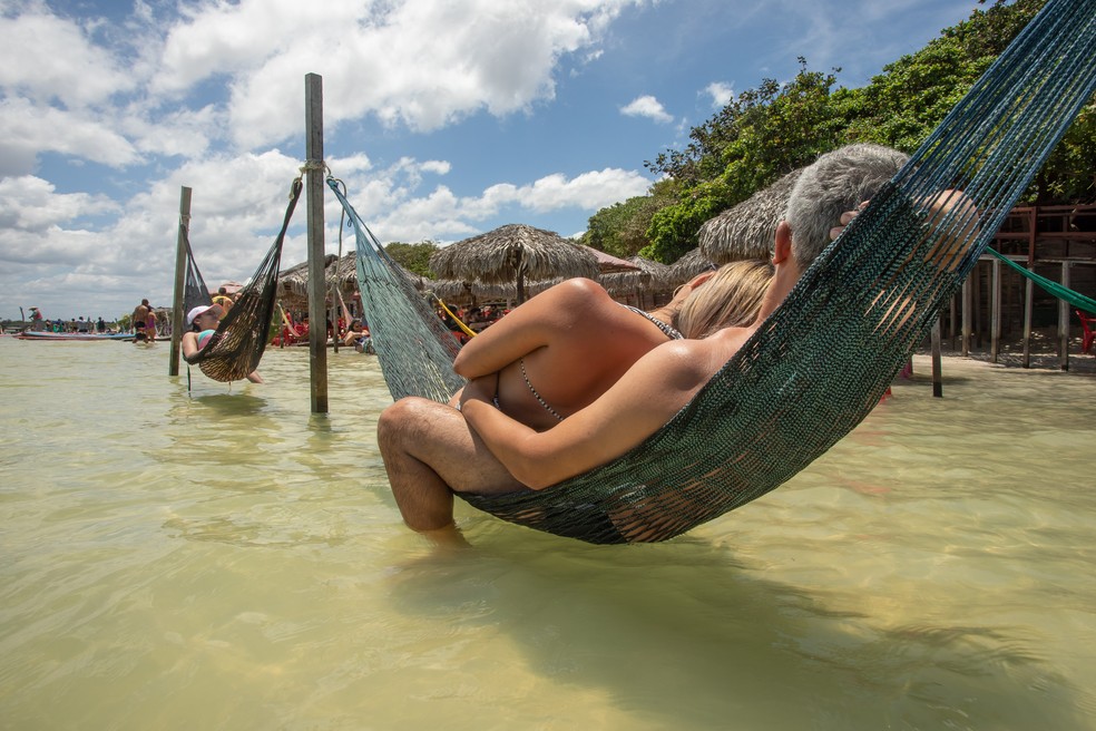 Em acesso gratuito à Lagoa do Paraíso, turistas relaxam em dia de sol — Foto: Celso Tavares/G1