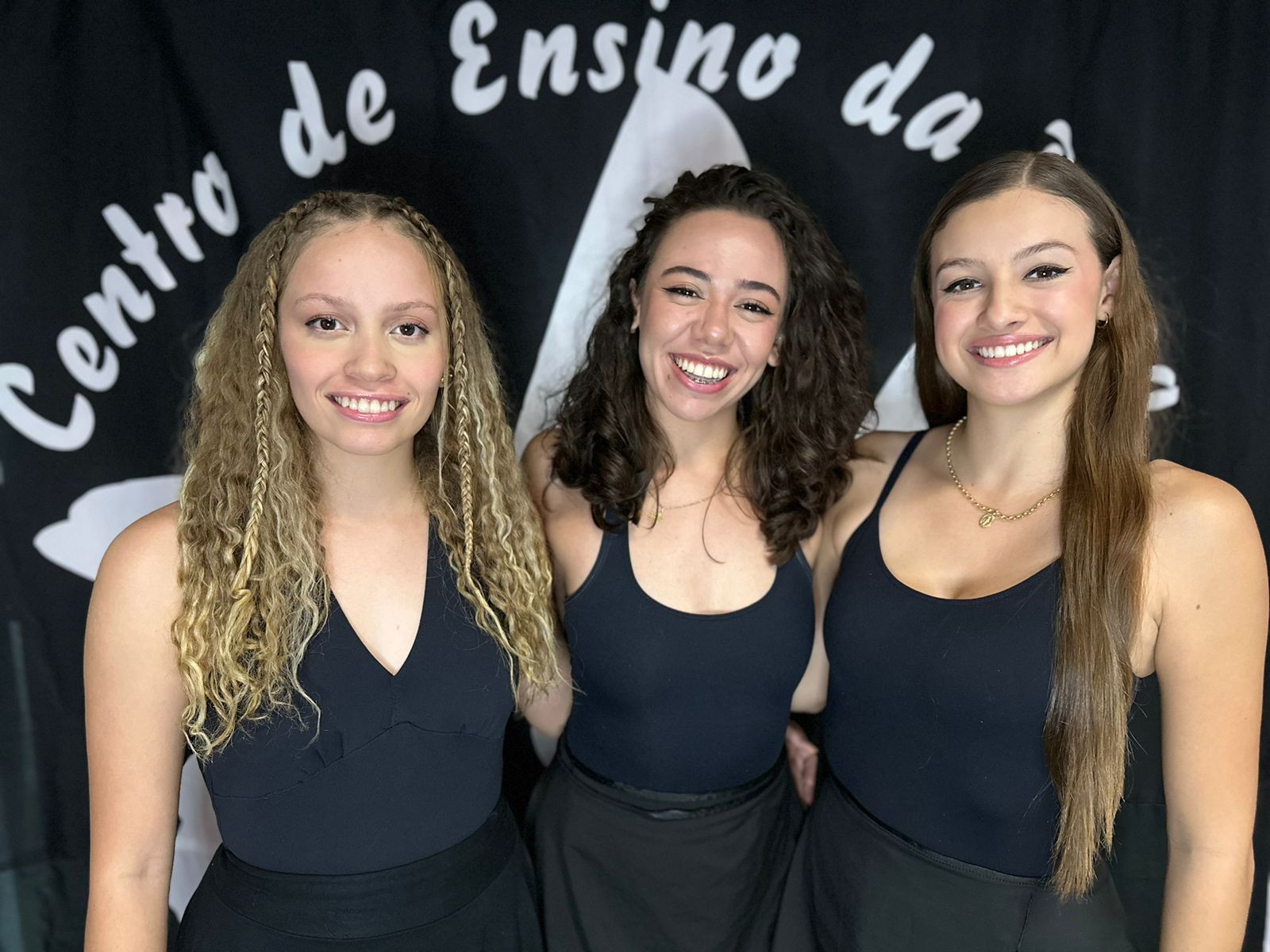 Bailarinas de projeto social ganham bolsa de estudos na Itália e buscam recursos para viagem: 'Sonho possível'
