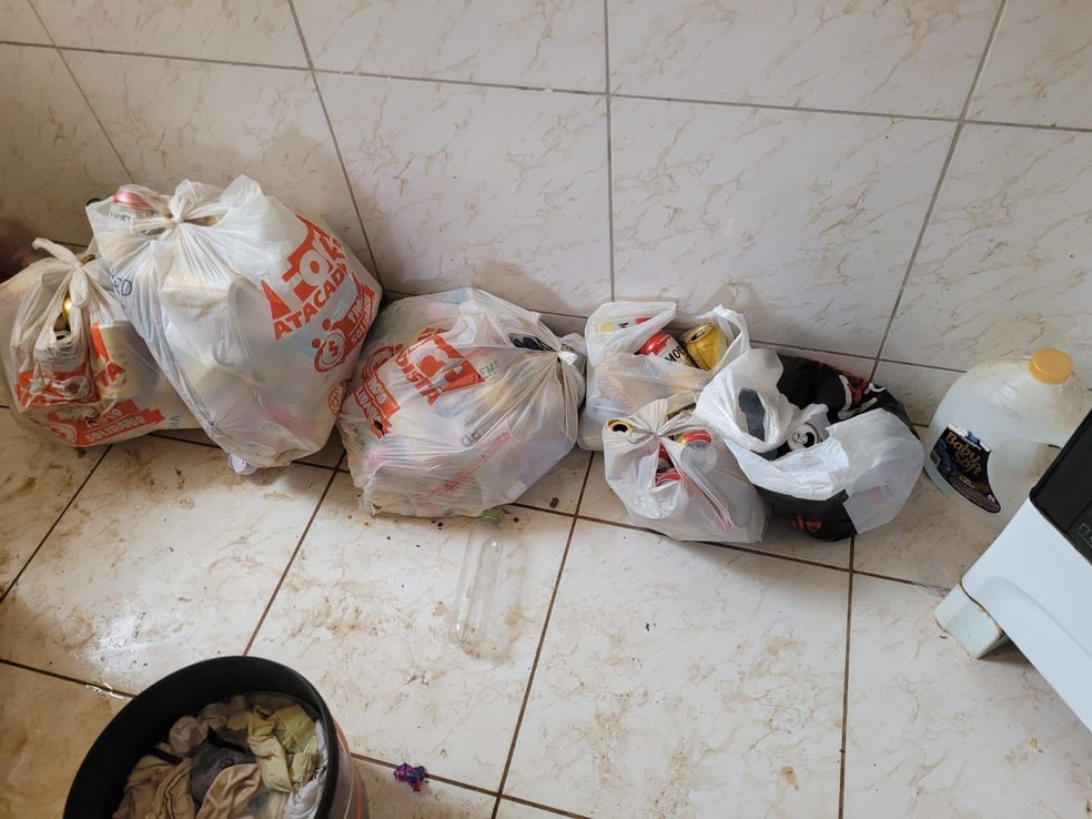 Cozinha da casa estava com lixo amontoado. — Foto: GCM/Reprodução