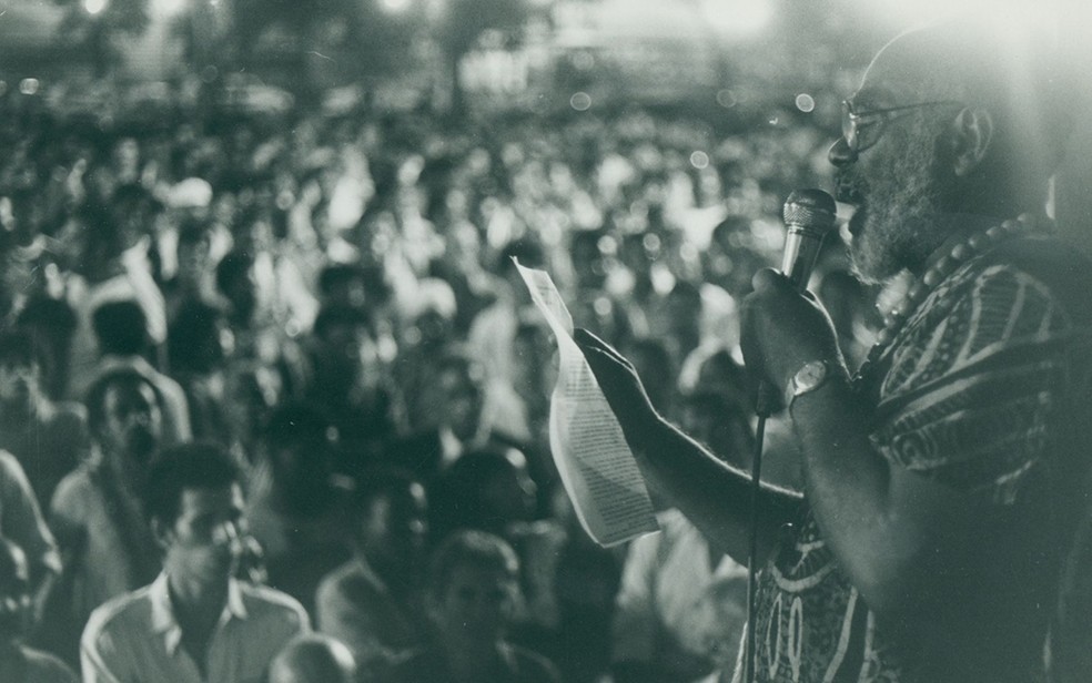 Abdias Nascimento durante discurso na Cinelândia, Rio de Janeiro, em 1983 — Foto: Acervo Abdias Nascimento/ Ipeafro
