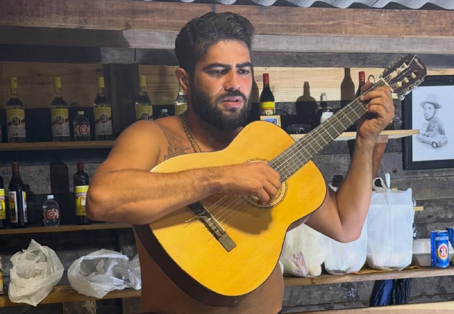 Henrique, da dupla com Juliano, passa férias no Tocantins e se diverte com influenciadores na 'inauguração de bar’
