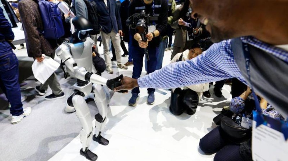 O robô G1 da startup chinesa Unitree vem encantando o público em feiras de negócios — Foto: Getty Images via BBC