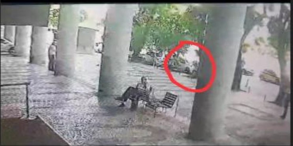 Veículo estacionado diante do prédio no Centro do Rio onde o advogado Rodrigo Crespo tinha o escritório — Foto: Reprodução