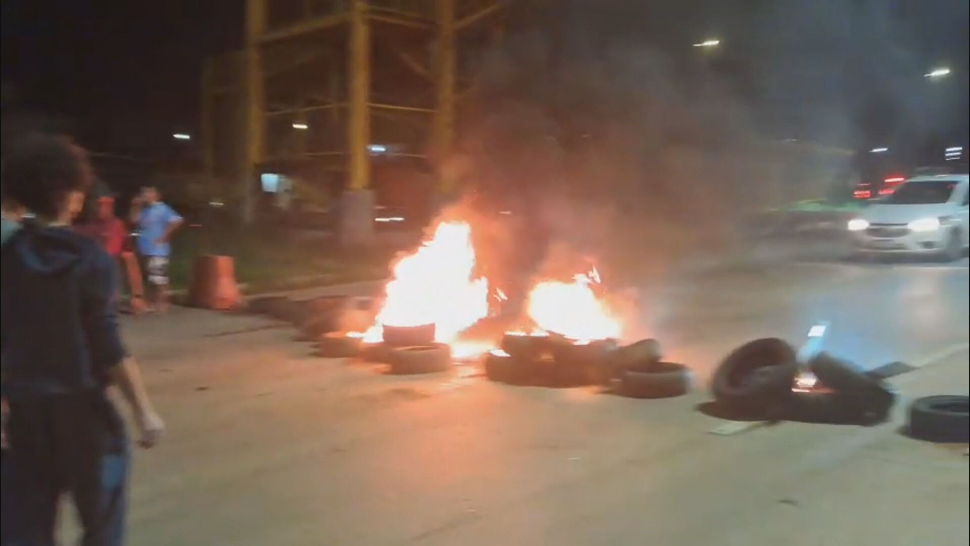 Moradores do 26 de Setembro fecham via Estrutural em protesto por falta de energia no DF
