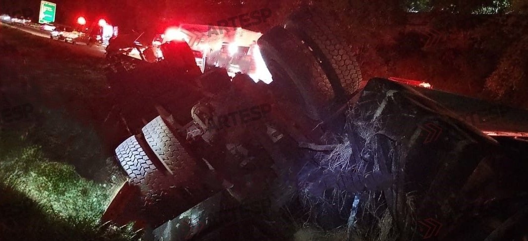 Motorista de carreta morre após tombar veículo e derramar 200 litros de solvente na Rodovia Dom Pedro em Campinas 