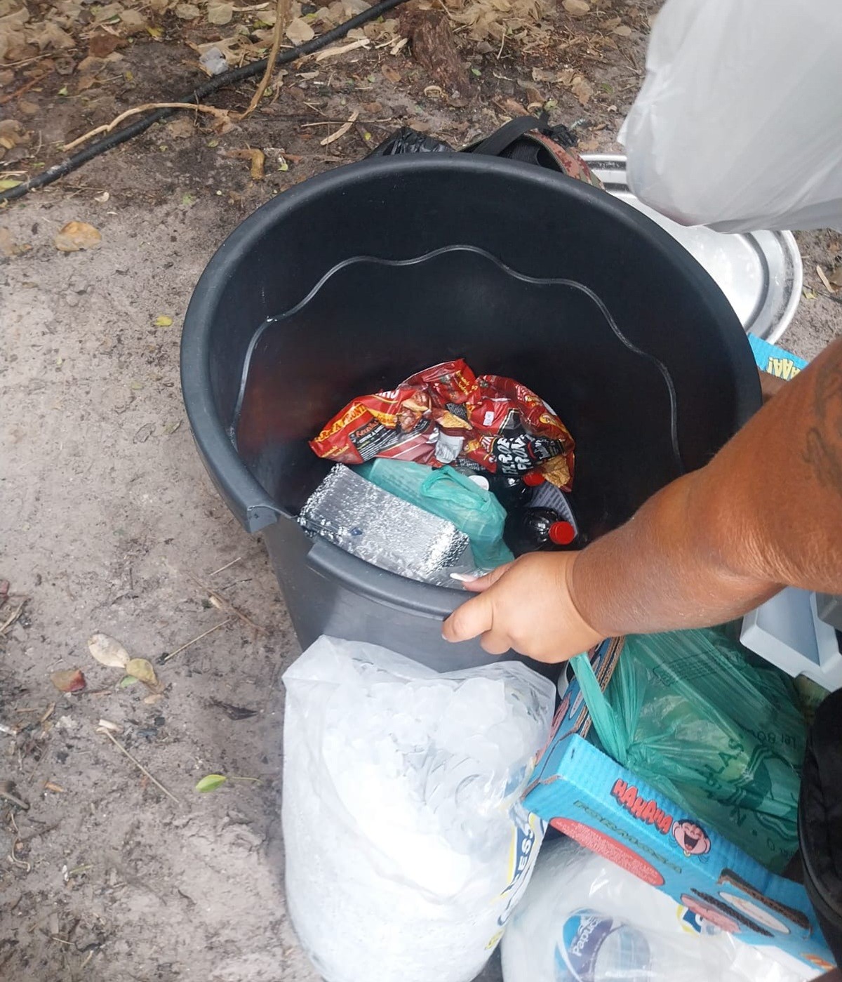 Fiscalização apreende materiais de comércio irregular na Praia do Forno, em Arraial do Cabo