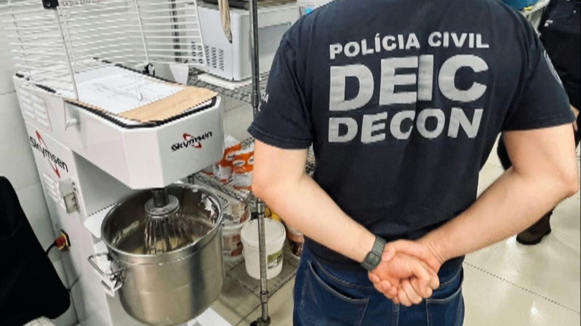 Fezes e urina de roedores, produtos vencidos e problemas de higiene: cliente encontra rato morto em bolo — Foto: Imagem cedida/Polícia Civil