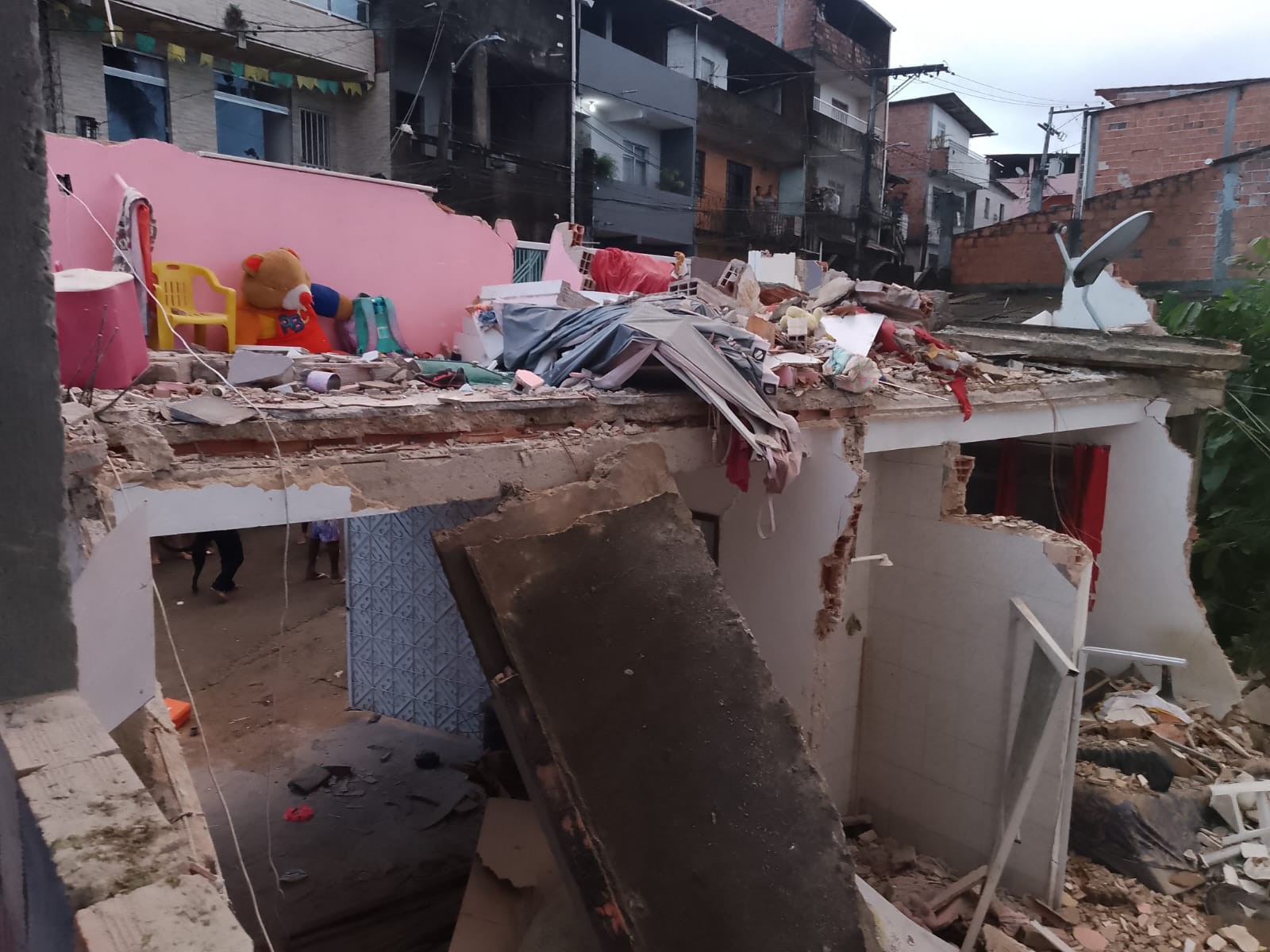 Criança fica soterrada após casa desabar em Salvador; 9 pessoas estavam no imóvel