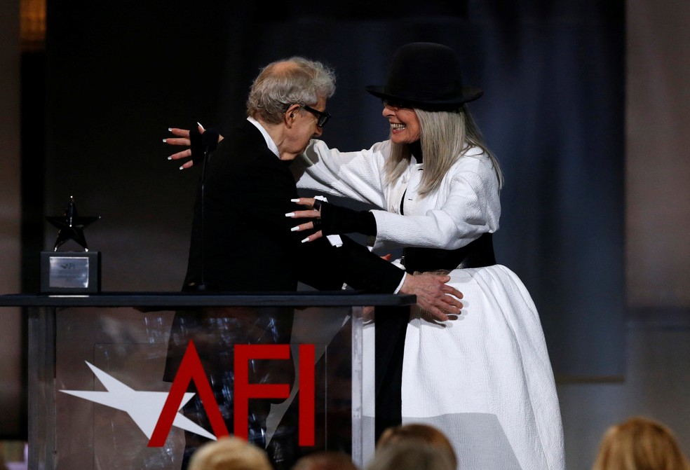 Diane Keaton abraça Woody Allen ao receber um prêmio por sua carreira no American Film Institute, em junho de 2017 — Foto: Mario Anzuoni/Arquivo Reuters