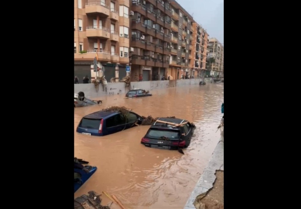 Canal para escoamento de água no bairro de Aldaia, em Valência, com veículos boiando dois dias após enchente — Foto: Bruno Nascimento/Arquivo pessoal
