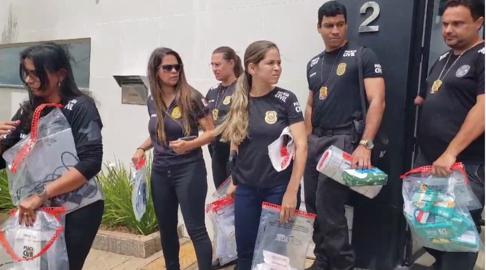 Peritos saindo ao apartamento do casal — Foto: Jerry Santos/Inter TV dos Vales