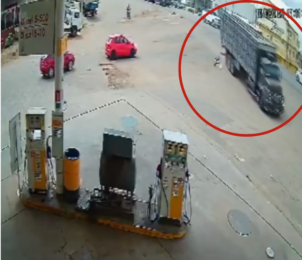 Carreta desgovernada foi filmada por câmera de segurança — Foto: Reprodução TV Bahia