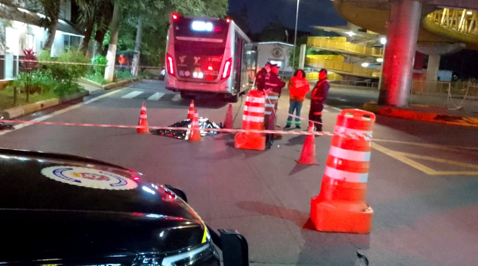 Homem morre atropelado por ônibus do Terminal Pq. Dom Pedro — Foto: Reprodução