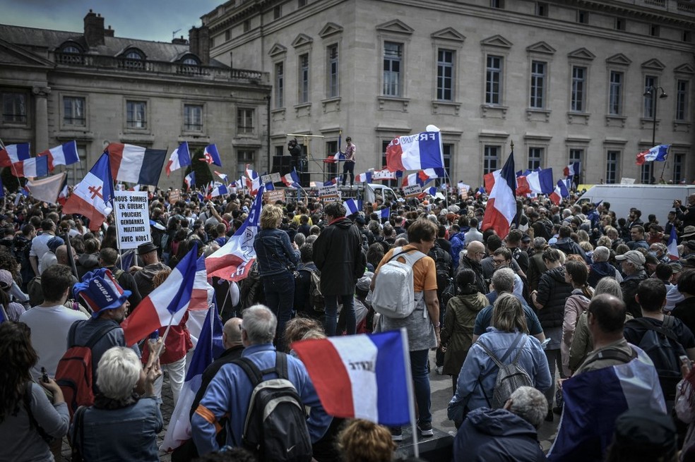 França tem novo dia de protestos contra passaporte da vacina