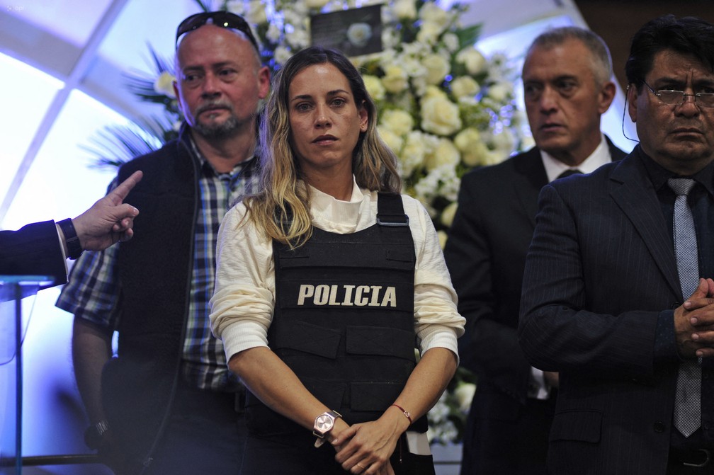 Andrea González, companheira de chapa do candidato assassinato Fernando Villavicencio, durante cerimônia em honra dele, realizada em Quito em 11 de agosto. — Foto: API/AFP