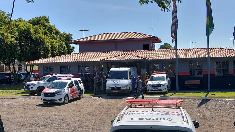 Corpos de PMs são retirados da 3ª Companhia da Polícia Militar, em Salto (SP) — Foto: V. Lenzi Jr./Jornal Taperá