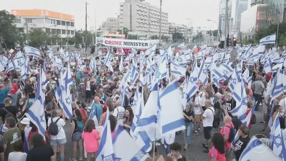 Manifestantes protestam contra a reforma do judiário em Tel Aviv — Foto: Reprodução/ TV Globo