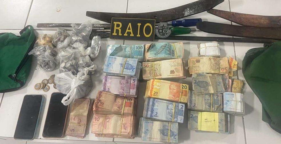 Polícia prendeu dois homens e recuperou dinheiro furtado de lotérica na cidade de Boa Viagem, no interior do Ceará. — Foto: Polícia Militar/ Divulgação