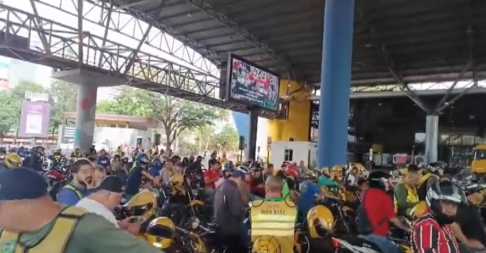 Imagens da aduana paraguaia mostram que muitos motociclistas aguardavam a liberação da pista — Foto: Reprodução RPC