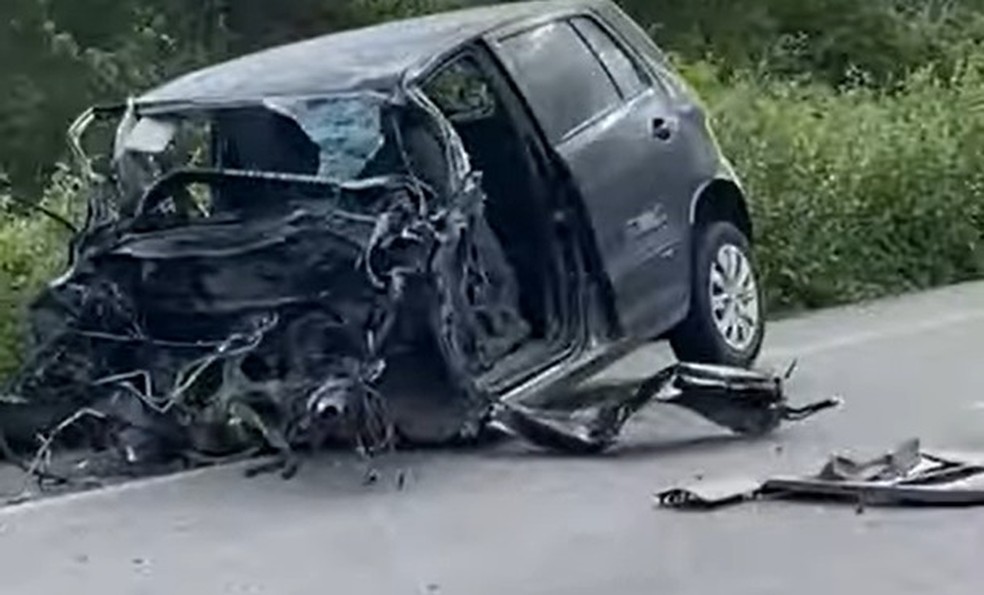 Carro de fisioterapeuta ficou destruído após colisão com caminhão na AL-220, em Delmiro Gouveia — Foto: Reprodução/Vídeo