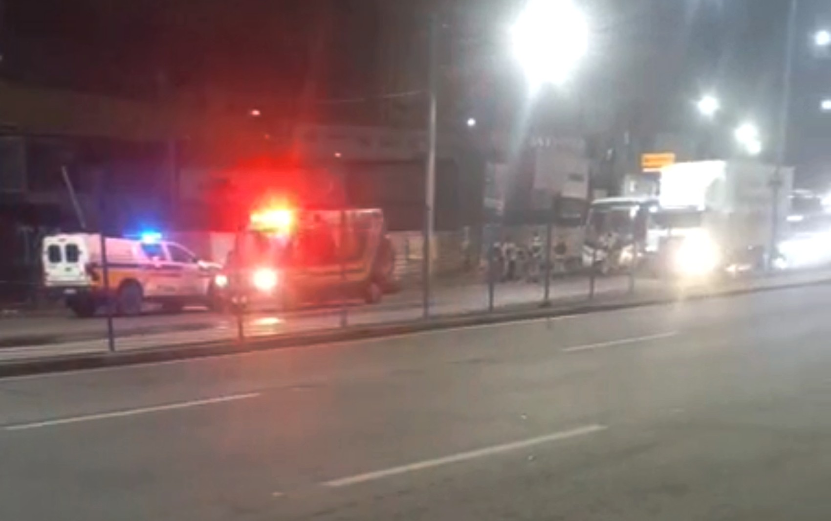 Pai e filho ficam feridos após bicicleta bater de frente com ônibus em Pouso Alegre, MG