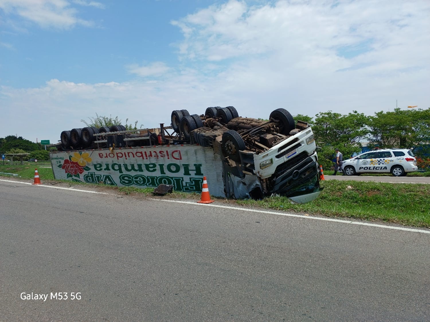 Carreta fica com as rodas para cima após tombar em canteiro de rodovia em Jaguariúna