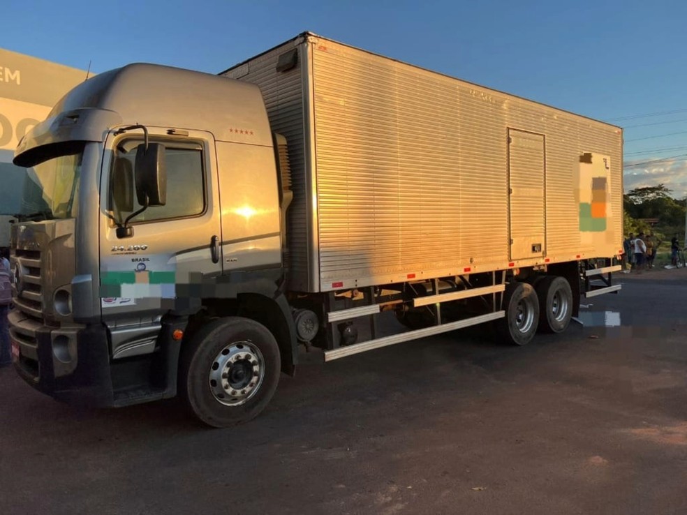 Caminhão cruzava a pista, quando a motocicleta realizava ultrapassagem sobre outro veículo. — Foto: Divulgação/PRF