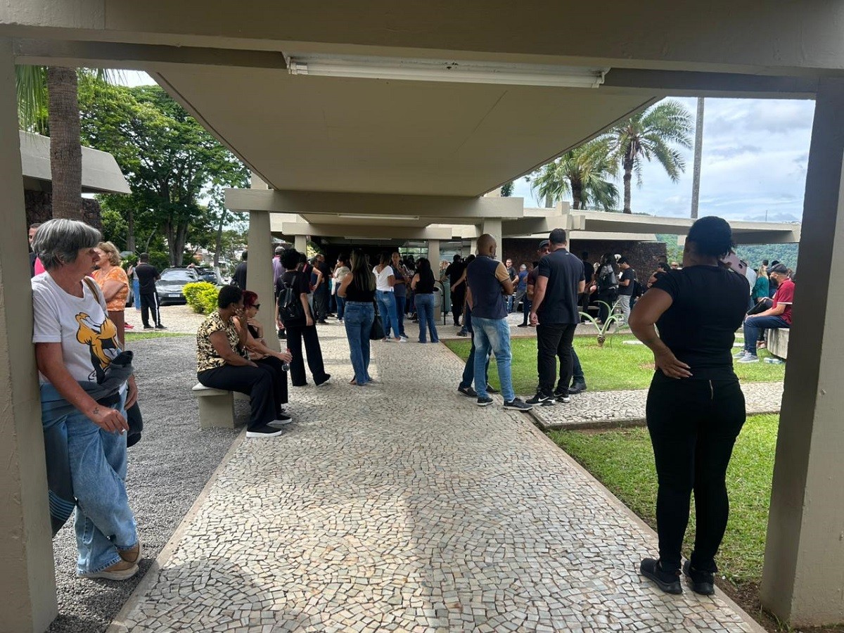 Família morta a facadas é sepultada em Juiz de Fora: 'Ficamos sem chão', diz irmã de vítima 