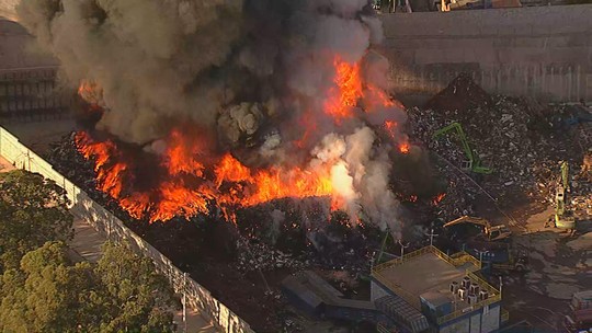 Incêndio destrói galpão de empresa de sucatas na Zona Leste de SP - Foto: (Reprodução/TV Globo)