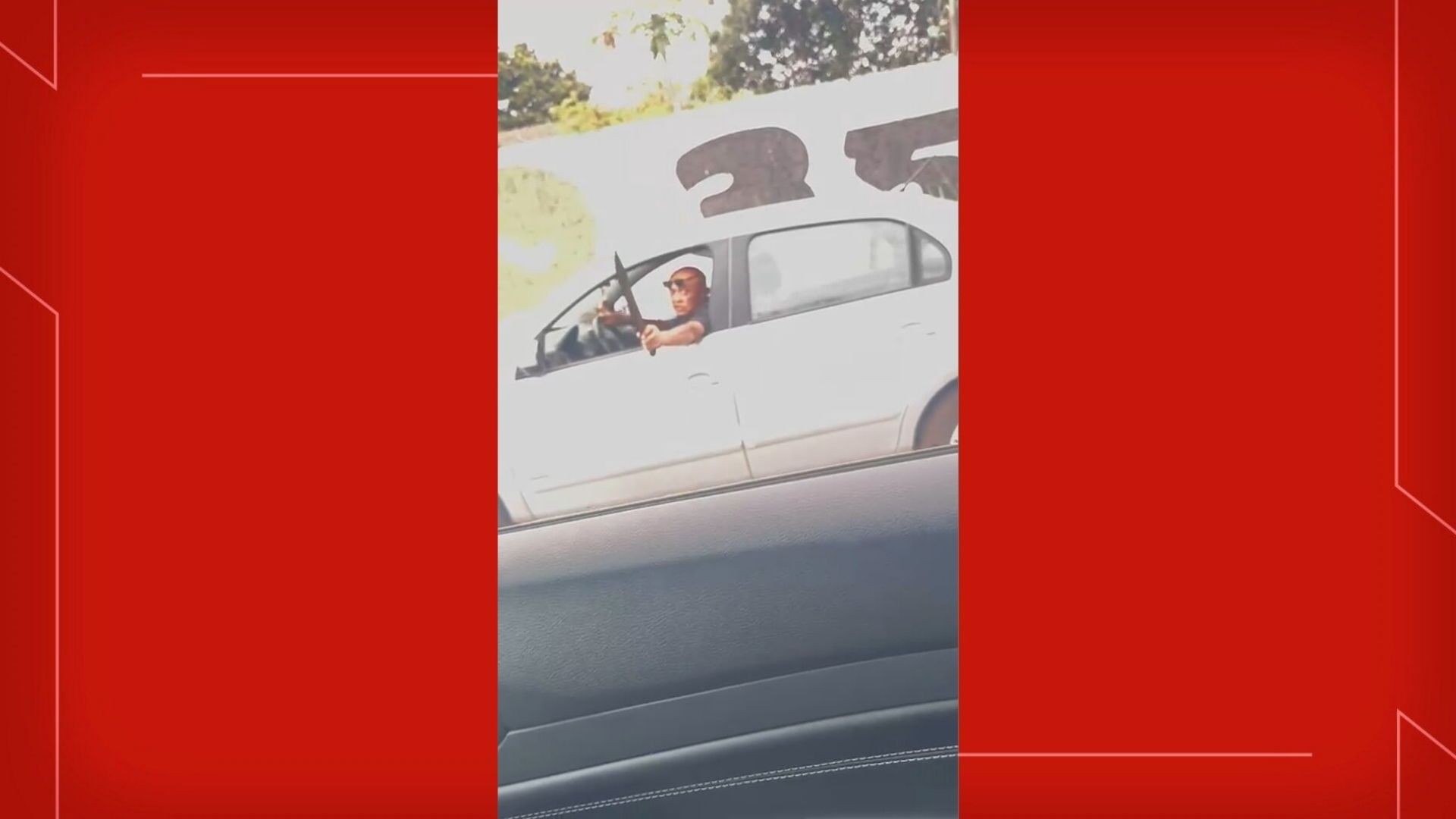 VÍDEO: motorista aponta facão pela janela e ameaça mulher em outro carro enquanto dirigia no DF