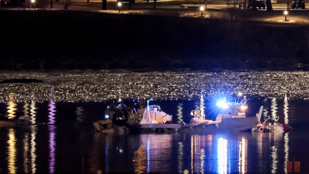 Barcos policiais no local da colisão e queda em Washington — Foto: Carlos Barria/Reuters