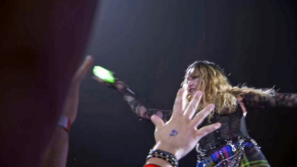 Madonna atira garrafa de cerveja no público — Foto: Reprodução/TV Globo