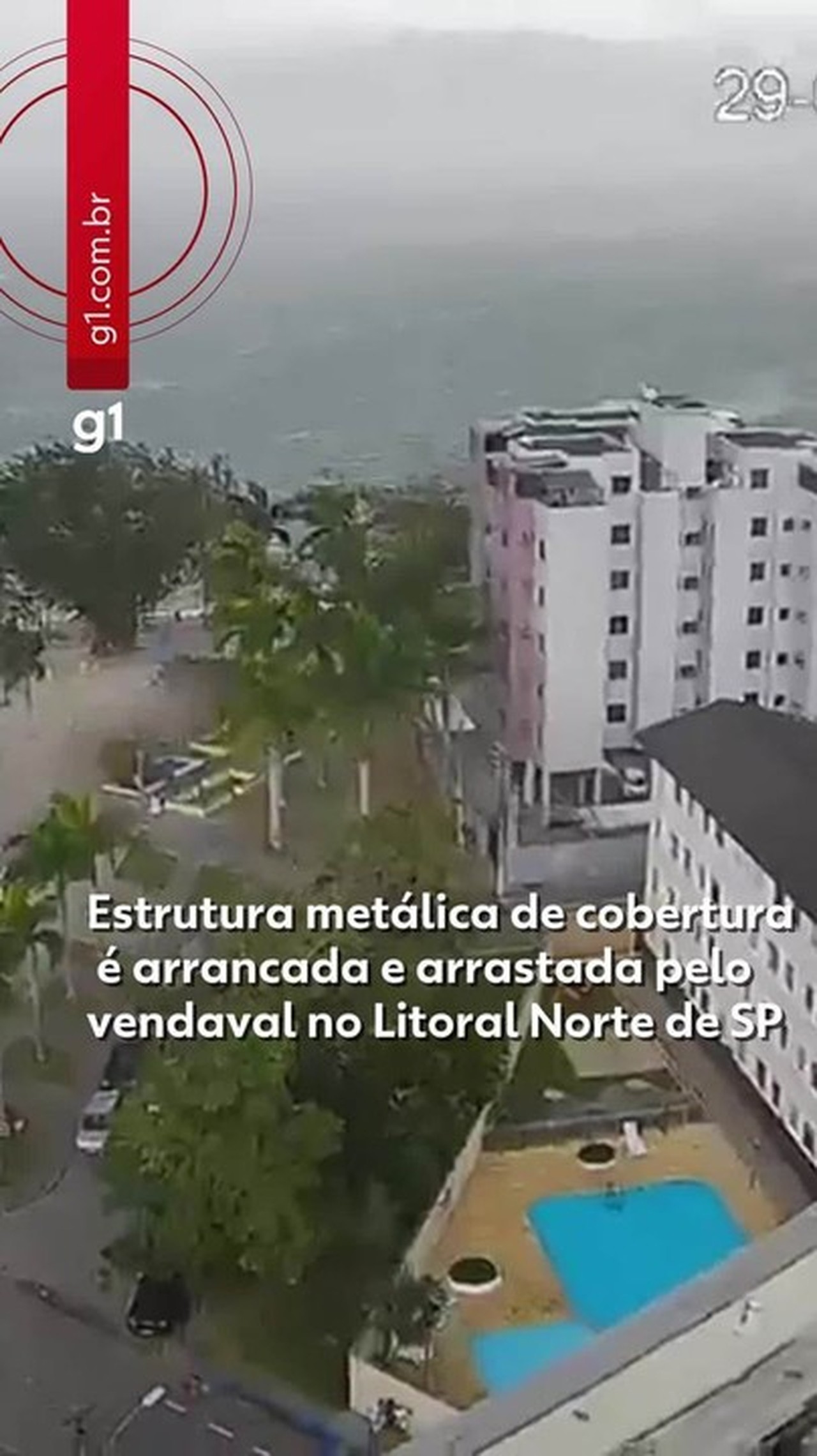 VÍDEO: Vendaval arranca estrutura metálica de cobertura de prédio em Caraguatatuba, no Litoral Norte de SP