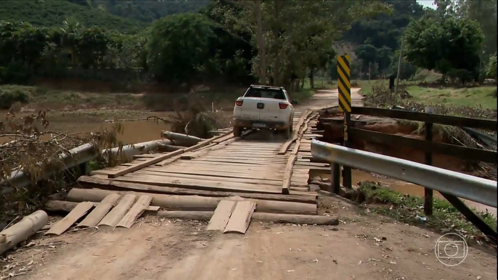 Ponte improvisada feita por moradores, em abril de 2024, na região de Santo Antônio do Muqui, em Mimoso do Sul. Espírito Santo. — Foto: TV Gazeta