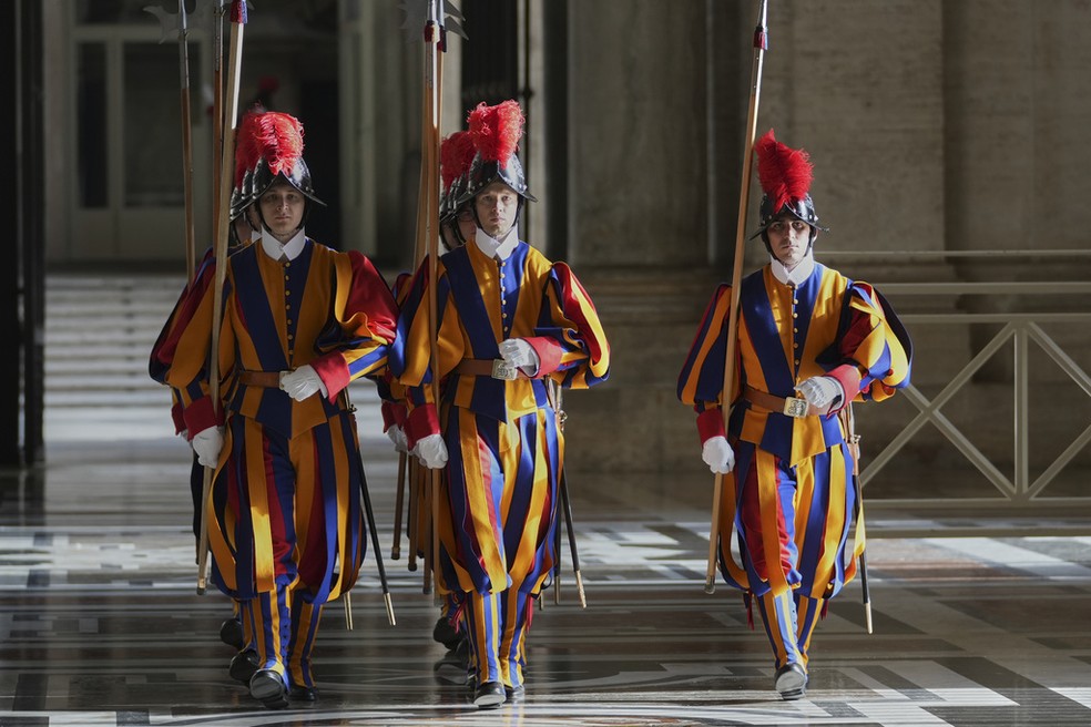 Guarda Suíça marcha pelo Vaticano em 22 de abril de 2025 — Foto: Andrew Medichini/AP