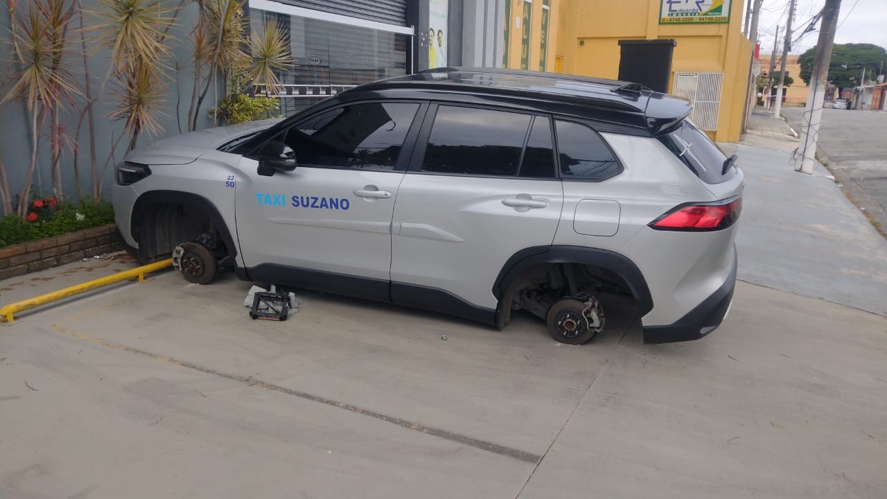 
Taxista diz que teve quatro pneus e rodas furtados no Centro de Suzano; vídeo mostra ação