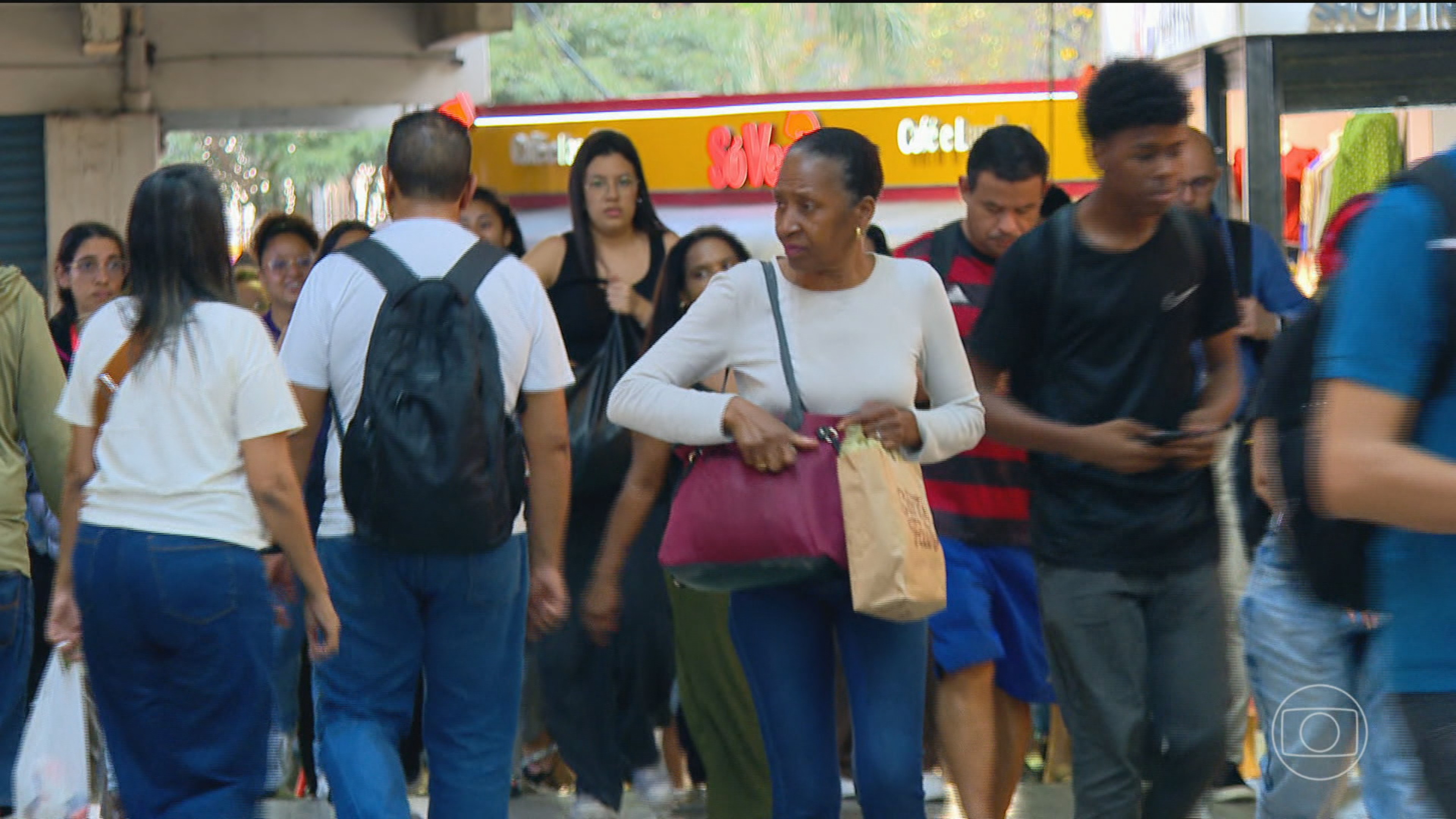 População brasileira passa de 214 milhões de pessoas, diz IBGE