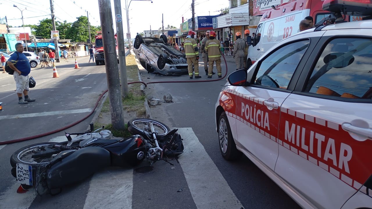 Carro capota após bater em moto e acidente deixa uma pessoa ferida, em João Pessoa