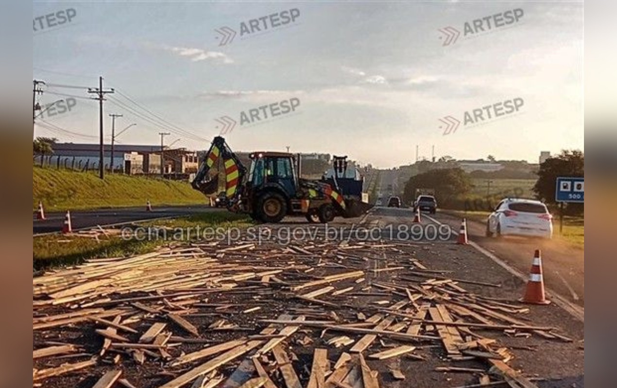 Caminhão carregado com ripas de madeira tomba e interdita SP-127 em Tatuí