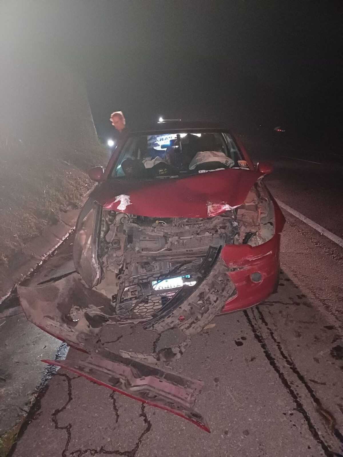 Acidente entre carro e caminhão deixa homem ferido na Via Dutra, em Barra Mansa