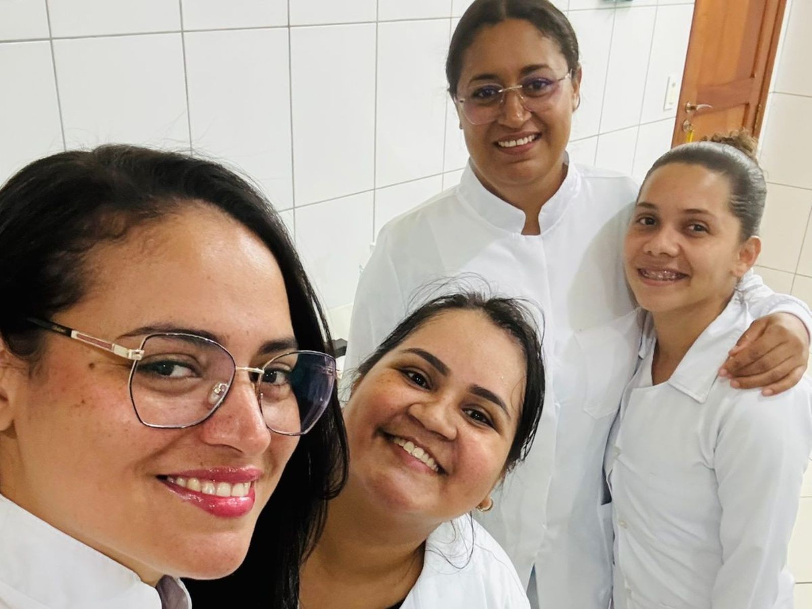 Amigas de faculdade prestam homenagem a servidora morta em ataque a colégio no Acre