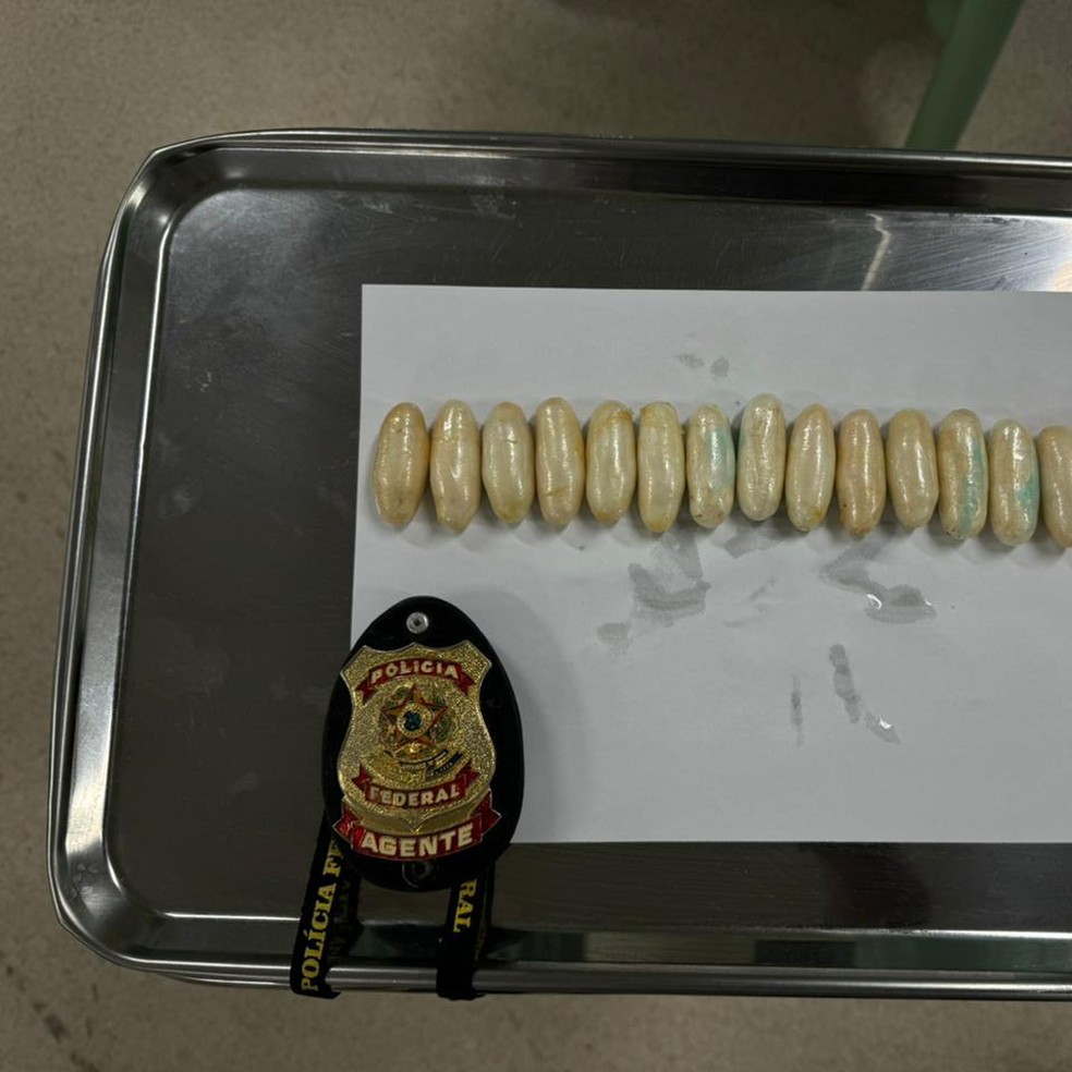 Parte das cápsulas retiradas de dentro do estômgado do suspeito preso em flagrante, em Confins. — Foto: Polícia Federal