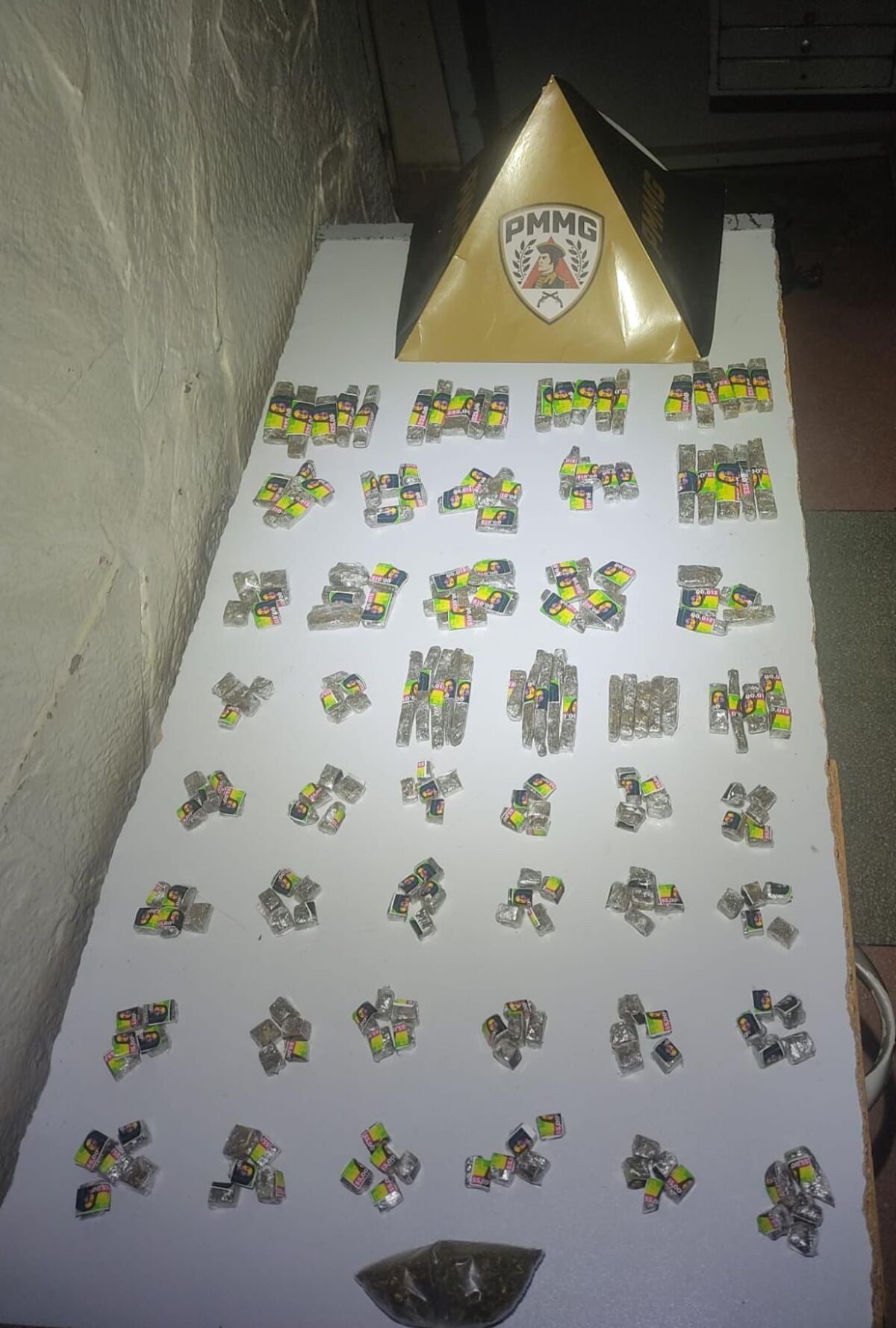 Adolescente é detido ao ser flagrado com sacola com mais de 200 tabletes de maconha em Montes Claros
